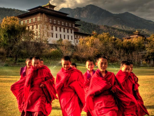Pequenos monges Butão